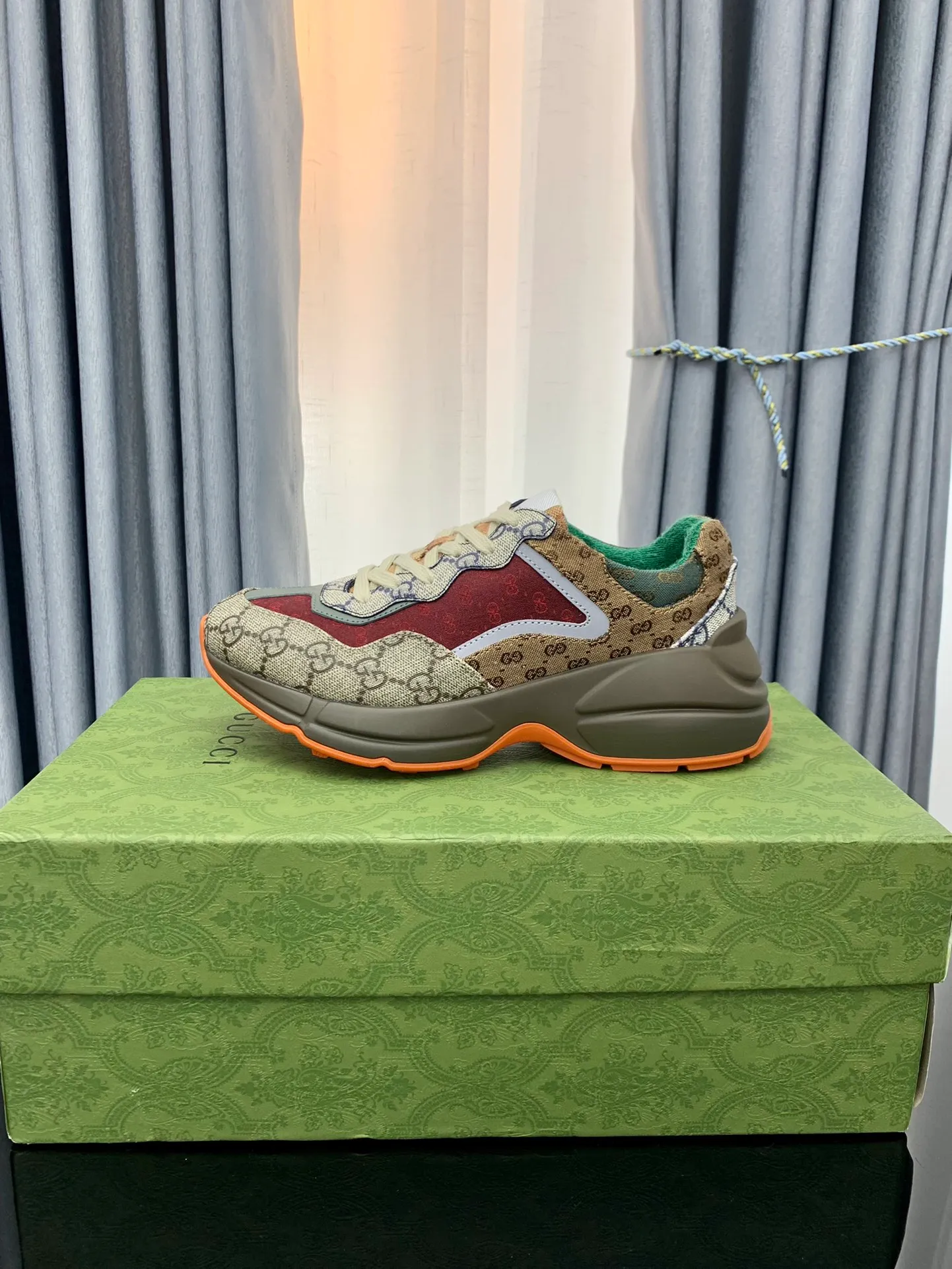 👟👟Ex-factory price 480👟👟 Gucci dad shoes for couples, distressed leather horn-shaped retro jogging shoes. The Balenciaga grandpa trend has subsided, ushering in GUCCI dad shoes, the trend leader in the fashion industry. The original shoes are molded and the original last is made by the Italian handmade foundry! [Gucci original dad shoes] Original surface: imported calfskin! Lining: Grade A hybrid lambskin! Outsole: The highest restoration sole. TPU material plus wear-resistant foam (anti-wear cushioning) ivory leather has been processed with an old-fashioned effect. The sole is 5cm high! The comfort level is excellent, killing all high-end versions on the market! Original logo outsole! 👣Size: Women’s size 35-40. Men's size 38-45. Women's heel with 🈚️logo! Men's heel with 🈶️logo!